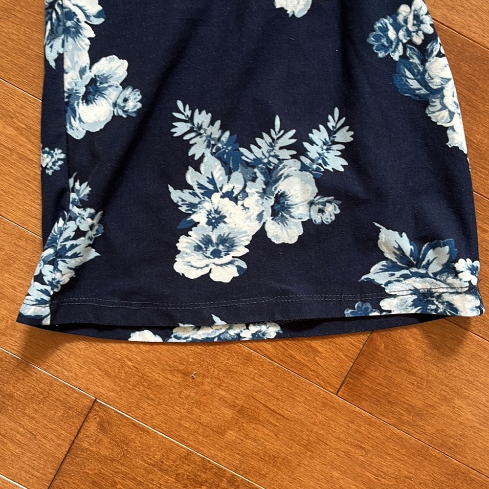 Hot Kiss Navy and white floral 2 piece set Size M - Picture 5 of 5